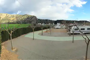 Camping La Noguera - Stellplatz vom Campingplatz mit Blick auf die Berge