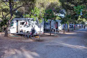 Camping La Noria - Stellplatz vom Campingplatz im Schatten der Bäume