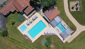 Camping La Nouvelle Croze - Luftaufnahme des Freibades auf dem Campingplatz