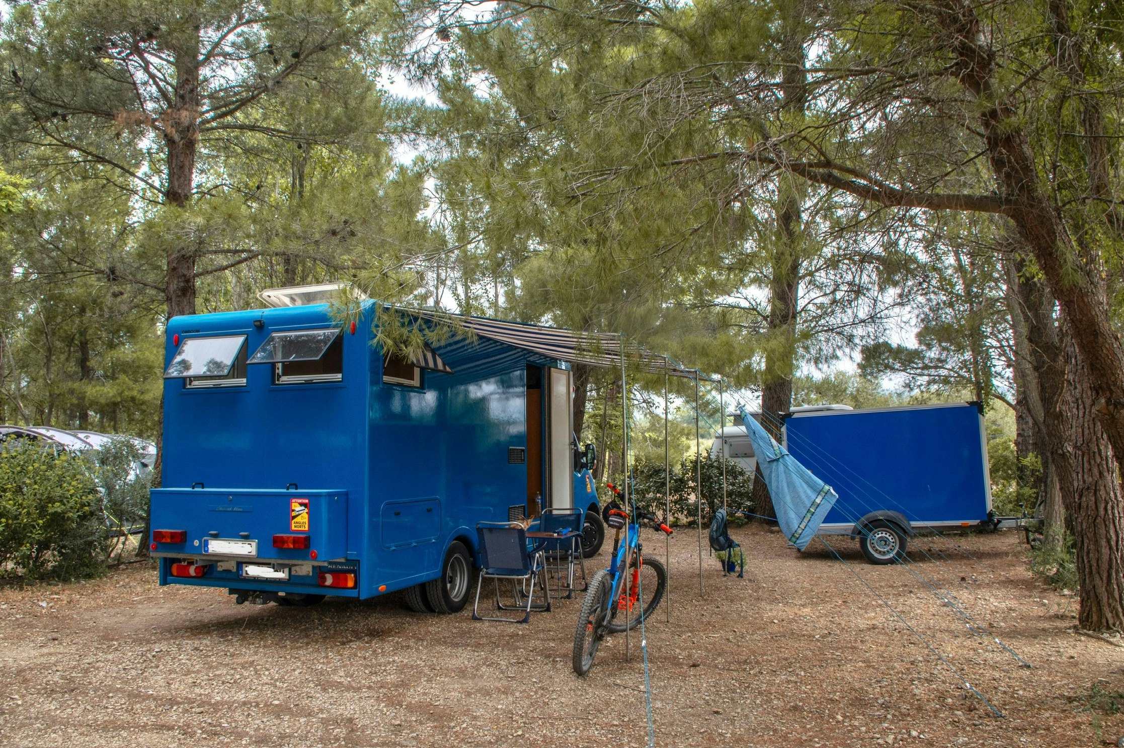 Camping la Peiriere - Standplätze zwischen den Bäumen auf dem Campingplatz