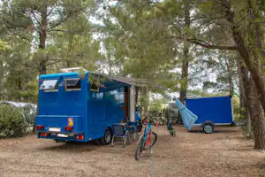 Camping la Peiriere - Standplätze zwischen den Bäumen auf dem Campingplatz
