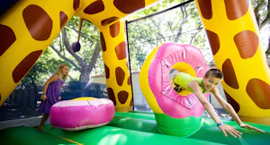 Camping Vagues Océanes - Marinette Camping La Pergola - Hüpfburgen für Kinder auf dem Campingplatz