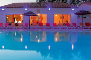 Camping Vagues Océanes - Marinette Camping La Pergola - Pool im Freien mit Liegestühlen und Sonnenschirmen