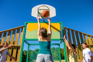 Camping La Pergola - Sport auf dem Basketballplatz des Campingplatzes