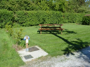 Camping La Petite Forêt - Standplatz mit Picknickbank auf dem Campingplatz
