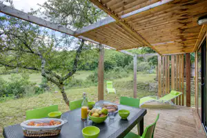 Camping La Peyrugue - Terrasse eines Mobilheims mit Blick ins Grüne