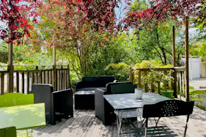 Camping La Pibola - Terrasse auf dem Campingplatz