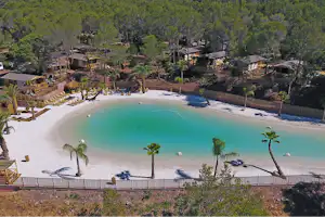 Camping La Pierre Verte - Pool vom Campingplatz aus der Vogelperspektive