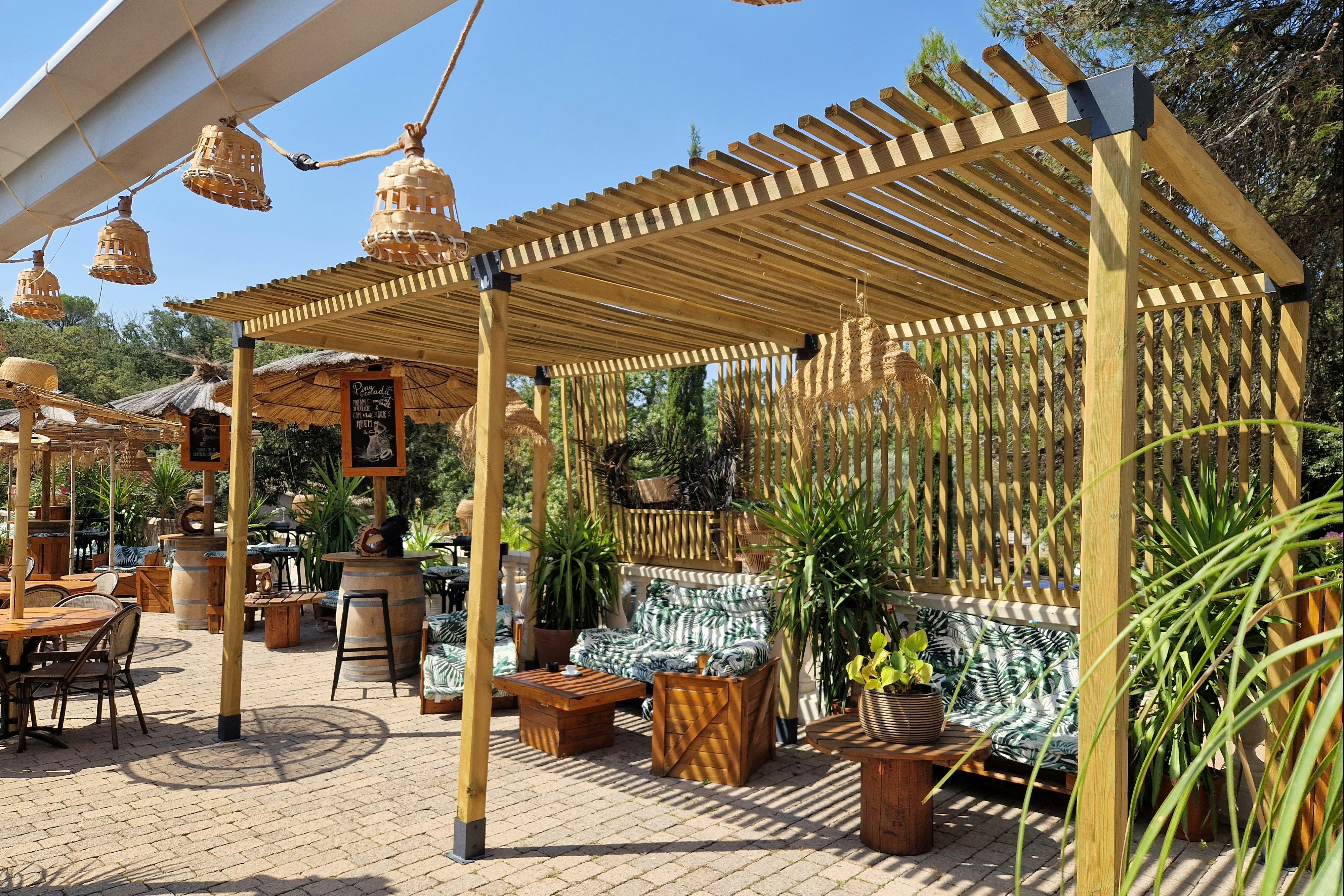 Camping La Pierre Verte - Überdachte Sitzecke zwischen Pflanzen