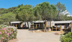 Camping La Pierre Verte - Mobilheime mit Terrasse auf dem Campingplatz