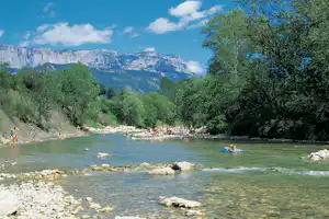 Camping La Pinède - Campingplatz im Nationalpark Vercors zwischen den Alpen und der Provence an einem Fluss