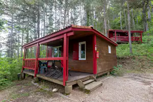 Camping La Pinède - Mobilheim mit Terrasse auf dem Campingplatz