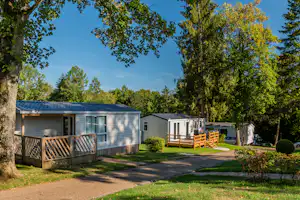 Camping La Pinède - Mobilheime im Grünen auf dem Campingplatz