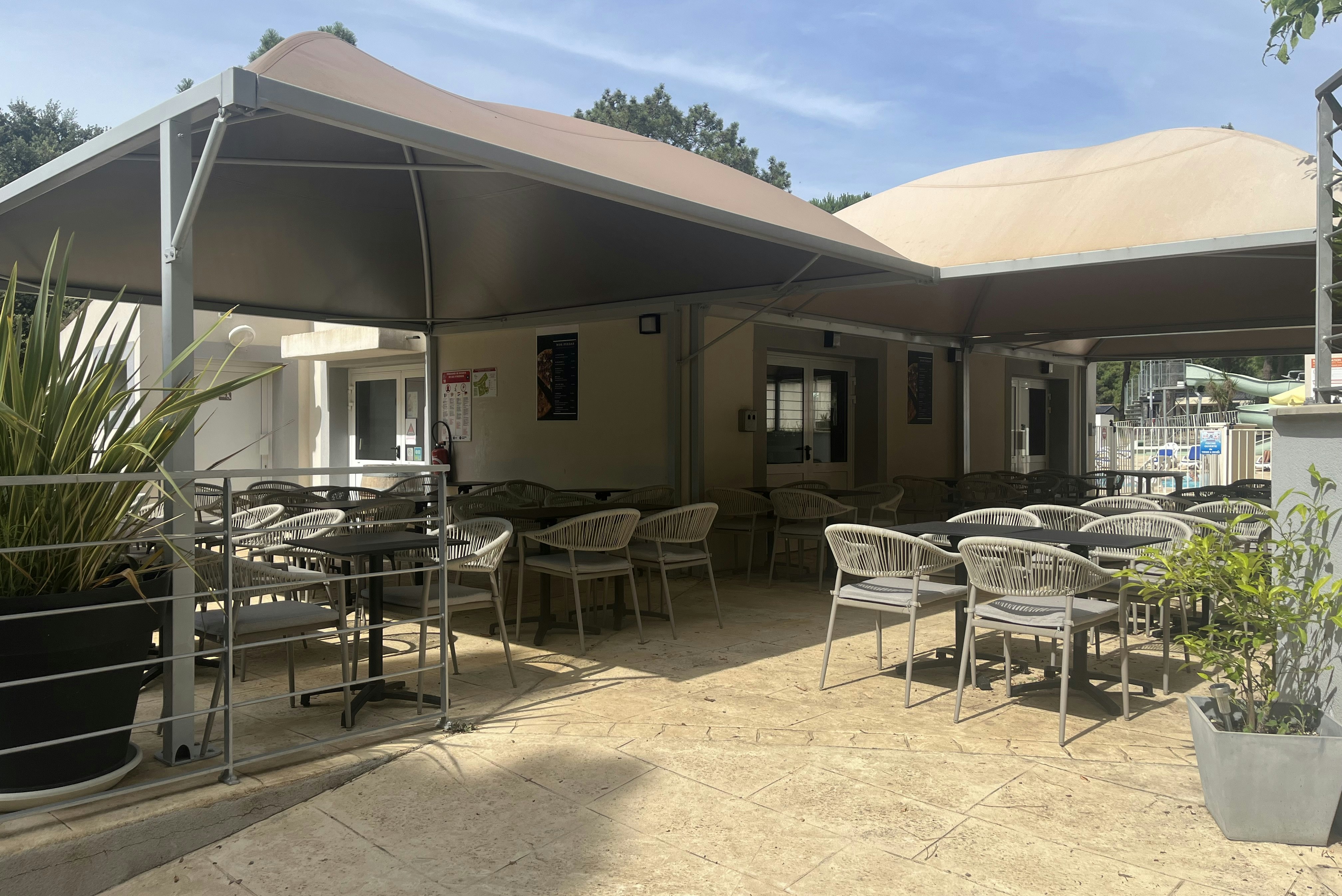 Camping La Pinède en Provence  - Restaurant mit Terrasse auf dem Campingplatz