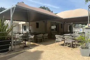 Camping La Pinède en Provence - Restaurant mit Terrasse auf dem Campingplatz
