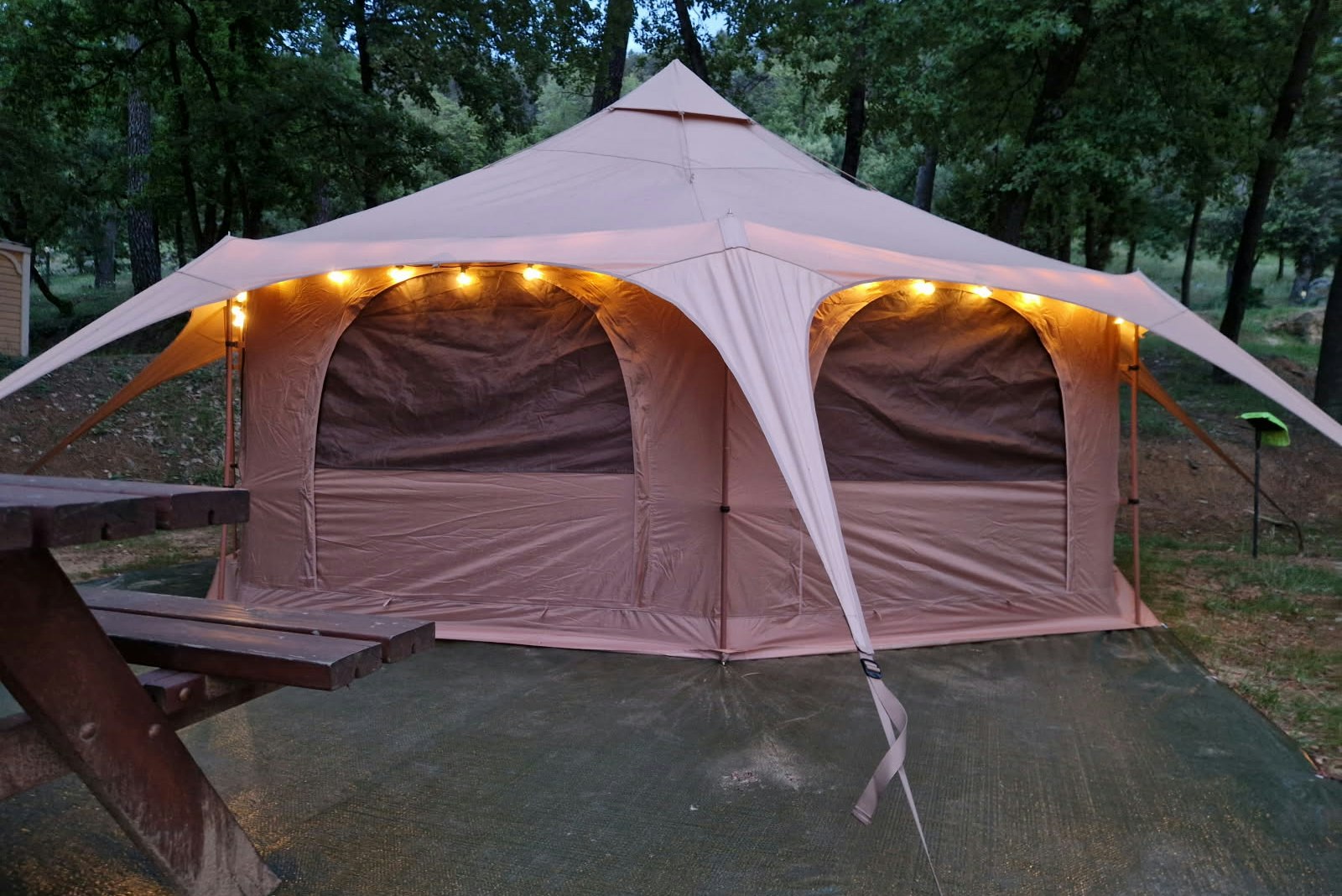 Camping La Pinède en Provence - Zelt auf dem Campingplatz
