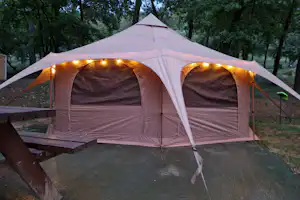 Camping La Pinède en Provence - Zelt auf dem Campingplatz