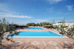 Camping La Pineta - Pool vom Campingplatz mit überdachten Liegestühlen