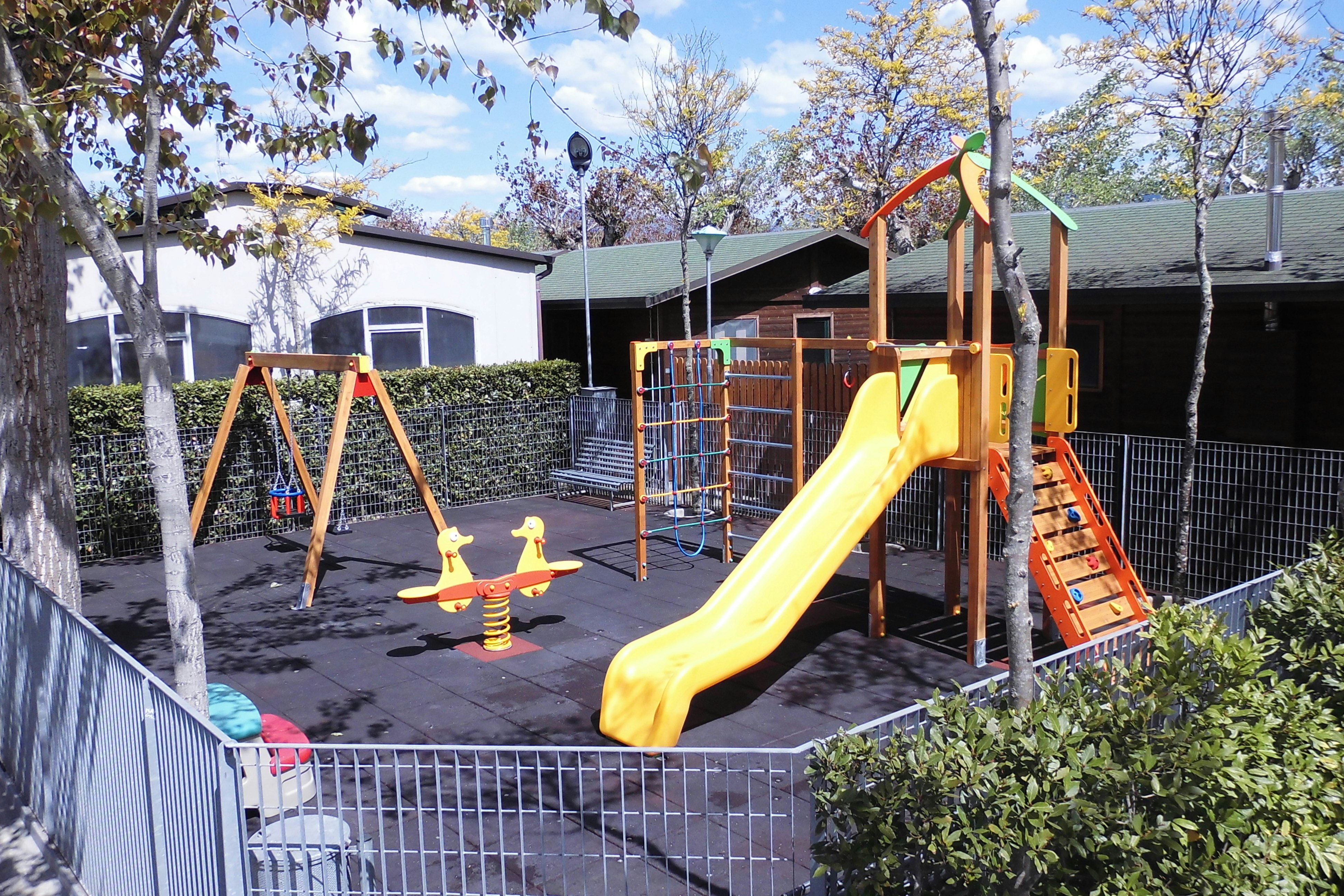 Camping La Pineta  -  Spielplatz vom Campingplatz mit Rutsche und Schaukel