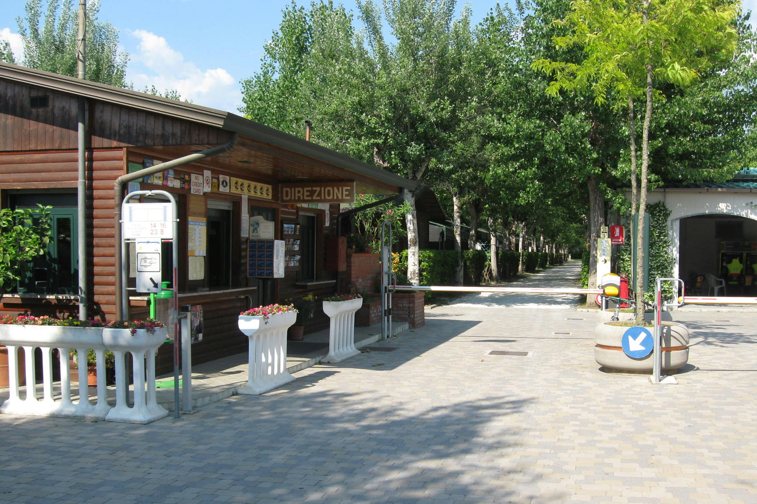 Camping La Pineta  -  Einfahrt und Rezeption vom Campingplatz