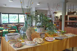 Camping La Pineta - Buffet im Restaurant vom Campingplatz