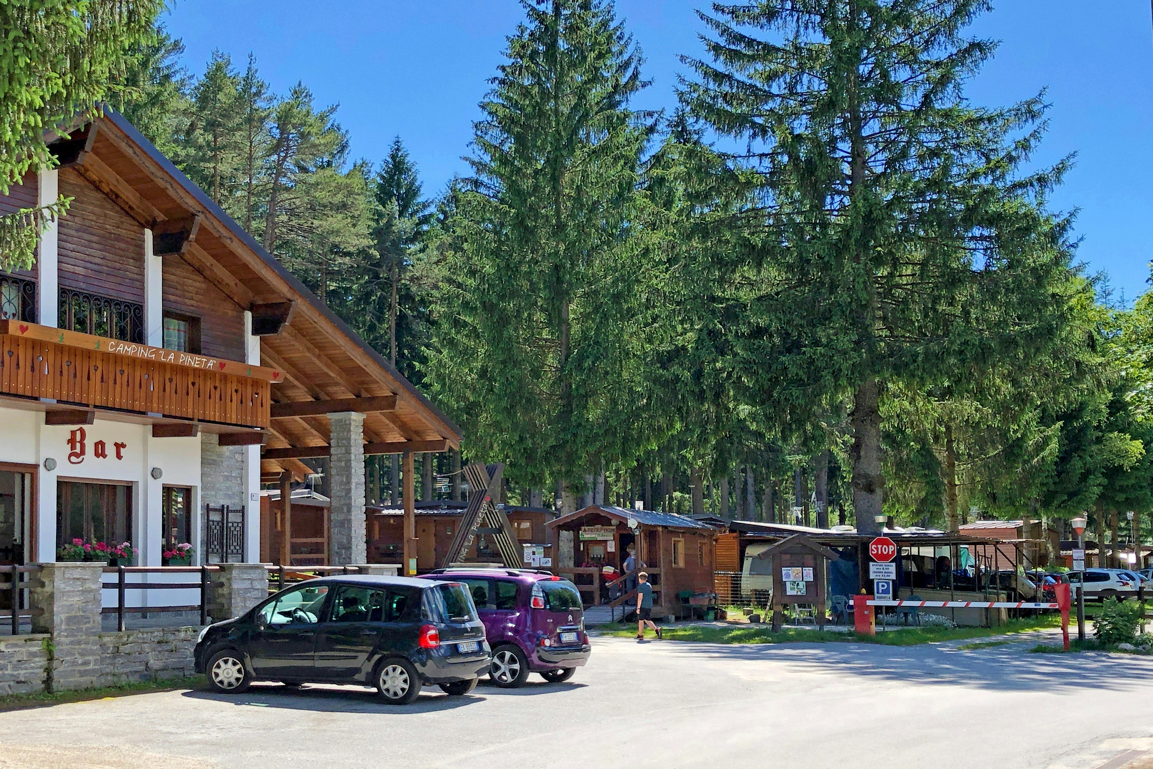 Camping La Pineta - Blick auf den Eingang und das Servicegebäude mit Bar und Bistro