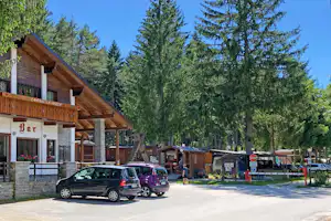 Camping La Pineta - Blick auf den Eingang und das Servicegebäude mit Bar und Bistro