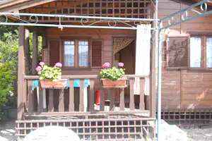 Camping La Pineta - - Mobilheim mit Veranda auf dem Campingplatz