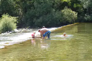 Camping La Plage - Gäste am Fluss auf dem Campingplatz