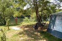 Camping La Plage - Vorzelt eines Wohnwagens am Fluss