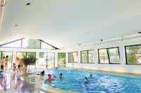 Camping La Plage de Treguer - Badegäste im Indoor Swimmingpool