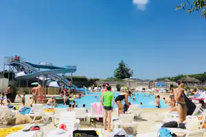 Camping La Plage de Treguer - Der Swimmingpool mit Rutschenturm und Sonnenliegen am Rand