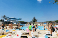 Camping La Plage de Treguer - Der Swimmingpool mit Rutschenturm und Sonnenliegen am Rand