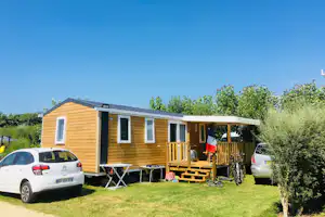 Camping La Plage de Treguer - Mobilheim mit überdachter Veranda auf dem Campingplatz