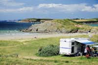 Camping La Plage de Treguer - Wohnwagen mit Markise mit dem Strand der keltischen See direkt dahinter