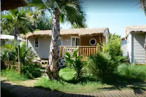 Camping La Plage et du Bord de Mer - Mobilheim vom Campingplatz mit Veranda im Grünen