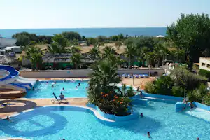 Camping La Plage et du Bord de Mer - Pool vom Campingplatz mit Liegestühlen in der Sonne und Meerblick