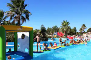 Camping La Plage et du Bord de Mer - Kinder auf dem Spielplatz im Kinderbecken vom Poolbereich auf dem Campingplatz