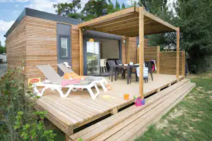Camping La Plaine - Mobilheim vom Campingplatz mit Veranda im Grünen