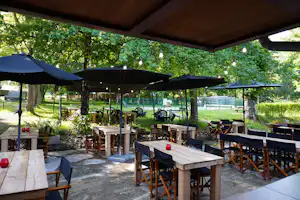 Camping Pittoresque Camping La Plaine - Restaurant mit Terrasse auf dem Campingplatz