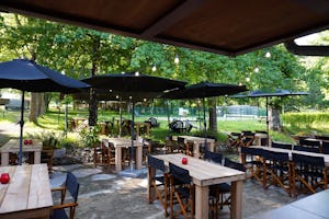 Camping Pittoresque Camping La Plaine - Restaurant mit Terrasse auf dem Campingplatz