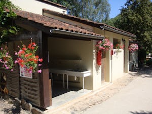 Camping Pittoresque Camping La Plaine - Sanitärgebäude auf dem Campingplatz
