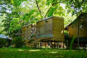 Camping Pittoresque Camping La Plaine - Standplätze mit privater Sanitäreinheit auf dem Campingplatz