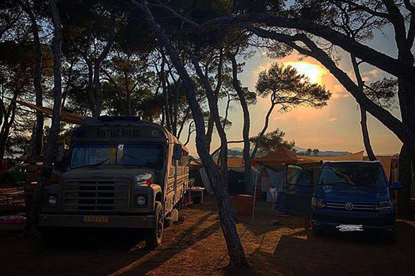 Camping La Playa Ibiza  -  Stellplatz vom Campingplatz zwischen Bäumen