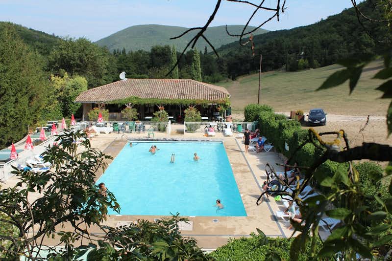 Camping La Poche - Swimmingpool mit Liegen und Sonnenschirmen