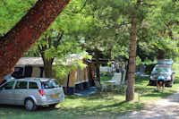 Camping La Poche - Wohnwagen- und Zeltstellplatz zwischen Bäumen