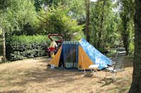 Camping La Poche - Zelt mit Campingstühlen davor