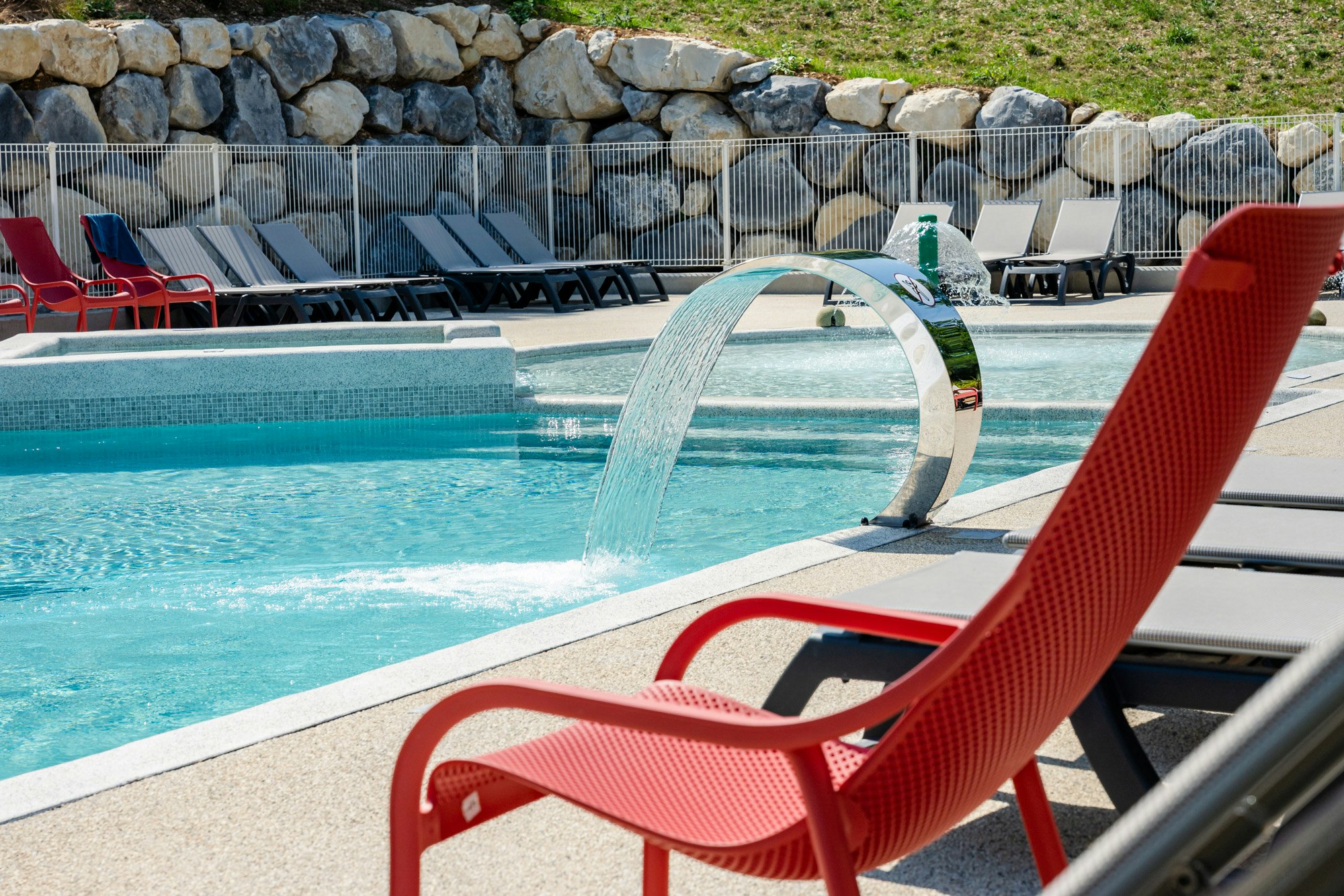 Camping Porte de Provence - Liegestühle am Pool des Campingplatzes