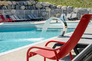 Camping Porte de Provence - Liegestühle am Pool des Campingplatzes