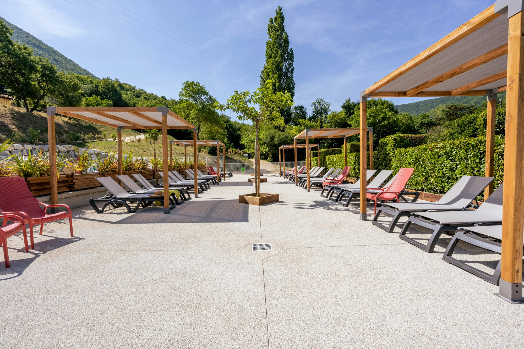 Camping Porte de Provence - Liegestühle mit Sonnendächern auf dem Campingplatz